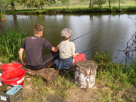 On apprend à pêcher à l'étang de la charmotte