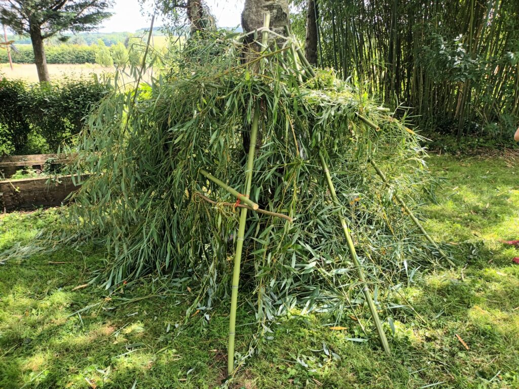 Cabane de jardin réalisée avec les bambous par les petits giteurs en vacances